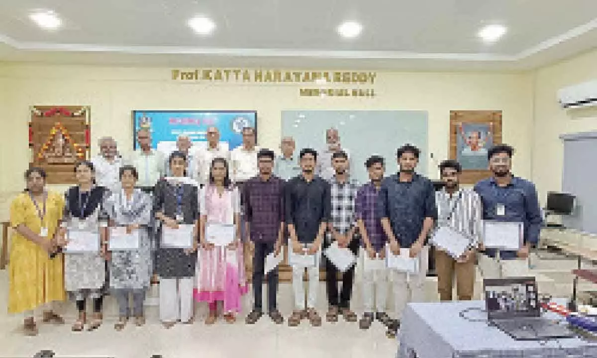 Tirupati: SVUCE Alumni Association awards scholarships to students