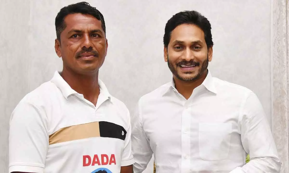 Tadepalli: Maha farmer pedals 800 km to meet CM YS Jagan Mohan Reddy