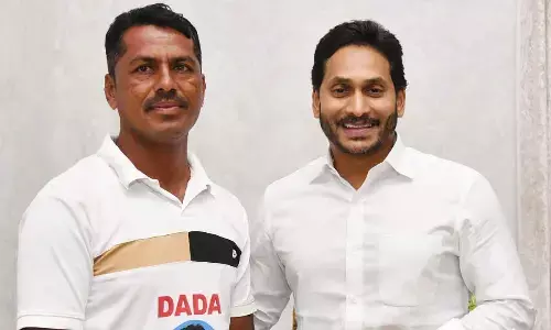 Tadepalli: Maha farmer pedals 800 km to meet CM YS Jagan Mohan Reddy