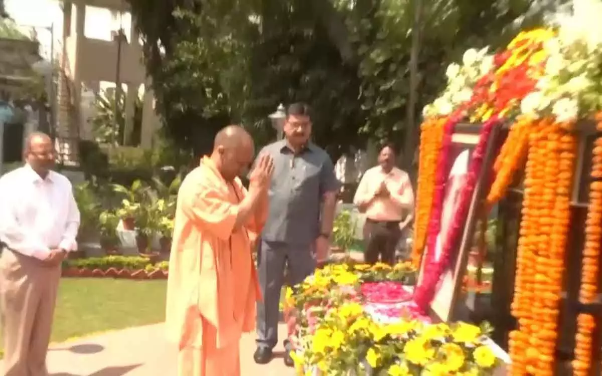 Lucknow : Yogi Adityanath pays tributes to  Hemwati Nandan Bahuguna