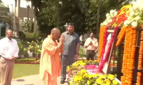 Lucknow : Yogi Adityanath pays tributes to  Hemwati Nandan Bahuguna