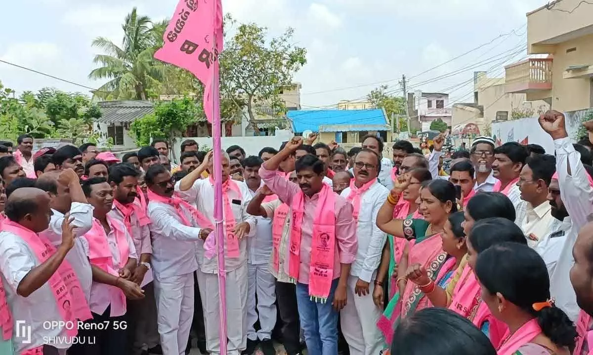 BRS dissident leader and former MLA of Nakrekal Vemula Veeresham hoisting the party flag at Pannalagudem village on Tuesday