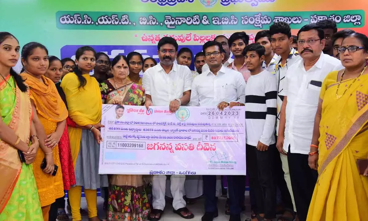 MAUD Minister Dr Audimulapu Suresh, ZP chairperson Venkayamma and district Collector Dinesh Kumar presenting a specimen cheque to Jagananna Vasathi Deevena beneficiaries in Ongole on Wednesday