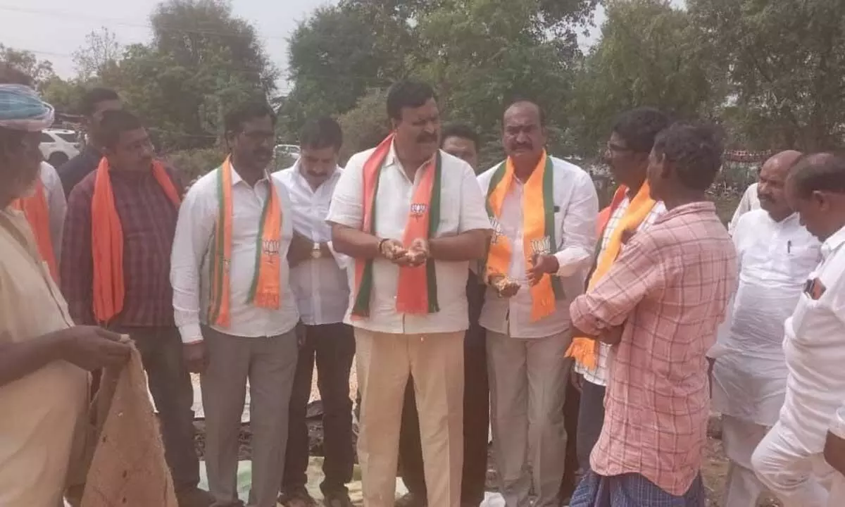 BJP National Co-Incharge, Tamil Nadu State, Dr. Ponguleti Sudhakar Reddy, interacting with farmers after examining damaged crops in the field at Ravinuthala on Wednesday in Khammam district.