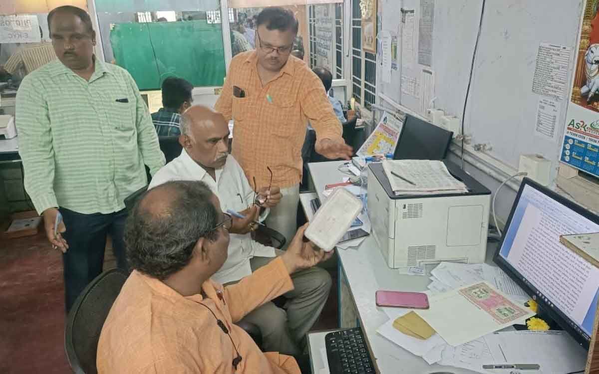 Vijayawada ACB raids subregistrar, tahsildar offices