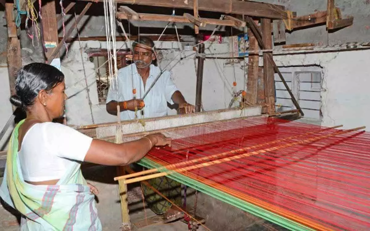 Srikakulam: Government committed to welfare of weavers said APSHWCS head G Chiranjivi