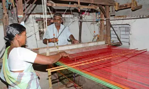 Srikakulam: Government committed to welfare of weavers said APSHWCS head G Chiranjivi