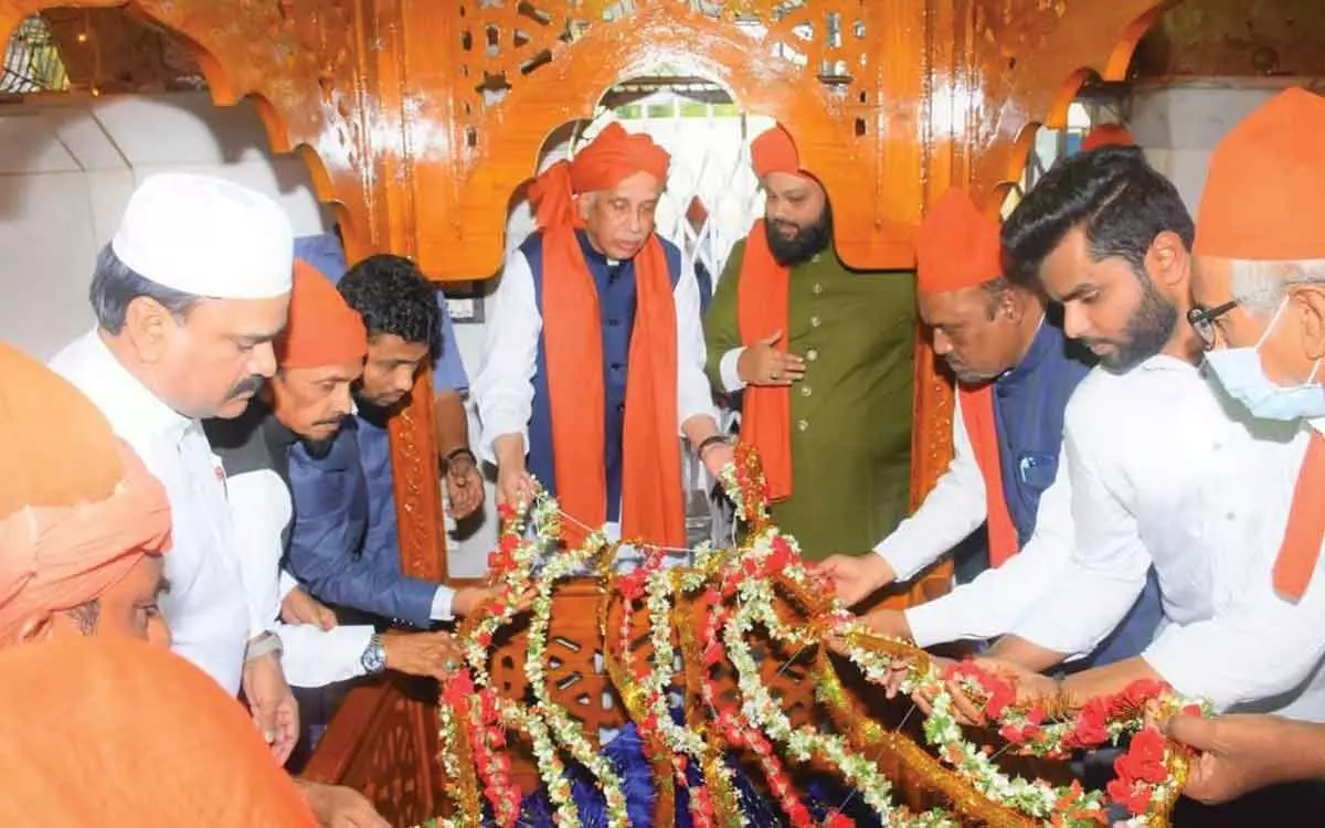 Kadapa: Governor S A Abdul Nazeer visits Vontimitta temple, dargah