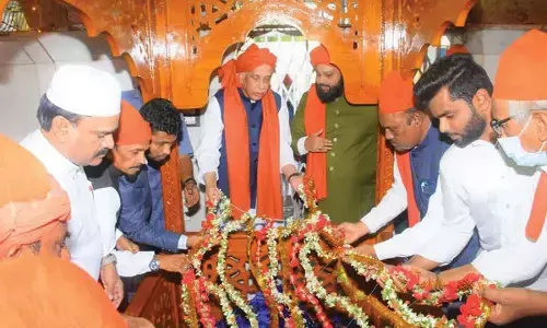 Kadapa: Governor S A Abdul Nazeer visits Vontimitta temple, dargah