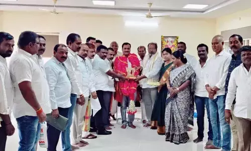 Shadnagar Municipal chairman felicitates State Co-operative Society Chairman