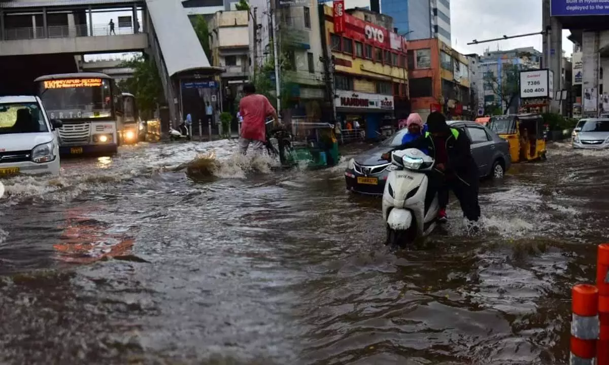 Heavy rains lash several areas of Hyderabad on Saturday morning