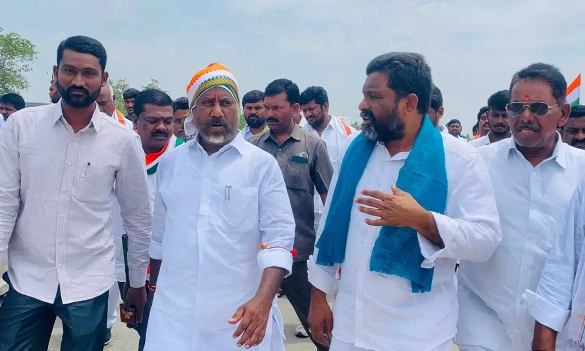 Khammam City Congress Convener Mahamood Javeed along with other leaders participating in CLP leader Bhatti Vikramarka people’s march at Pembarthi in Warangal district on Sunday.