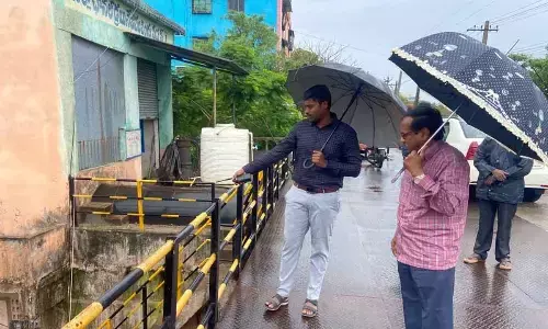 Rajamahendravaram: Civic chief visits low-lying areas Commissioner K Dinesh Kumar