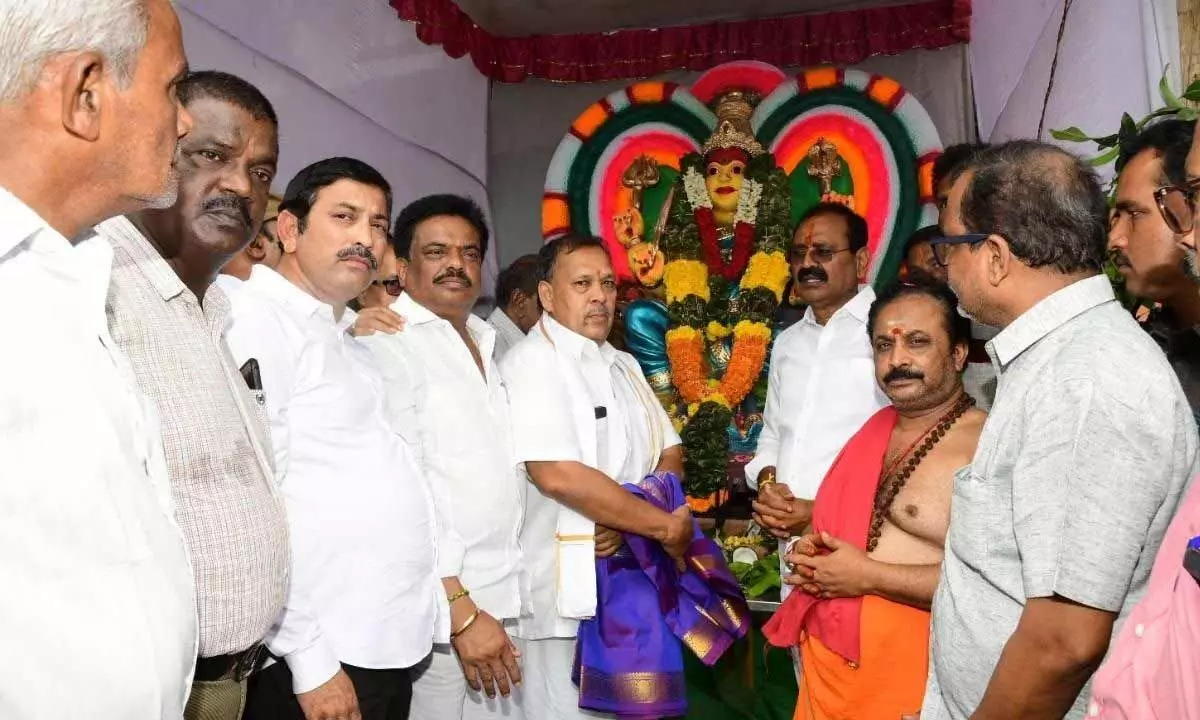 MLA Bhumana Karunakar Reddy unveiling Gangamma Thalli idol at Annarao circle in Tirupati on Tuesday