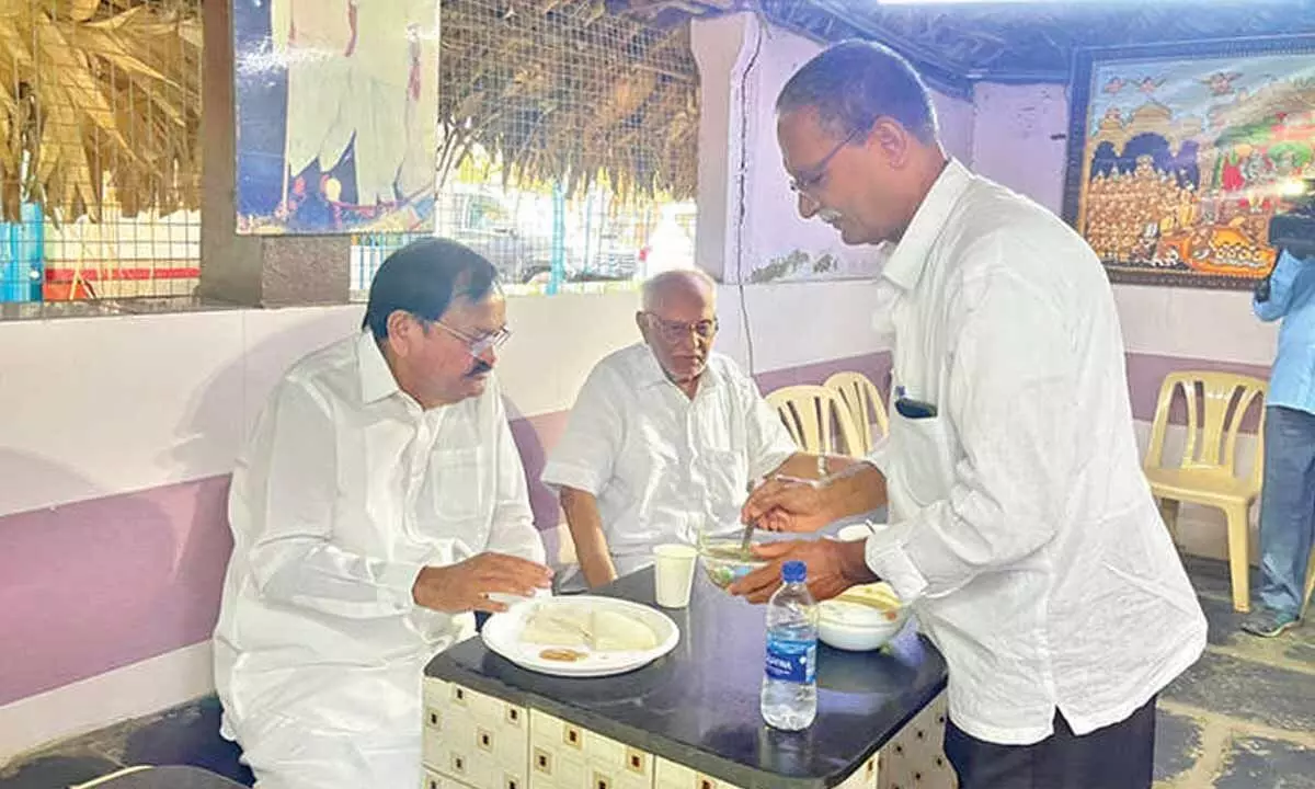 Former Vice-President of India enjoying idlis at Paka Idli centre in Vijayawada on Tuesday