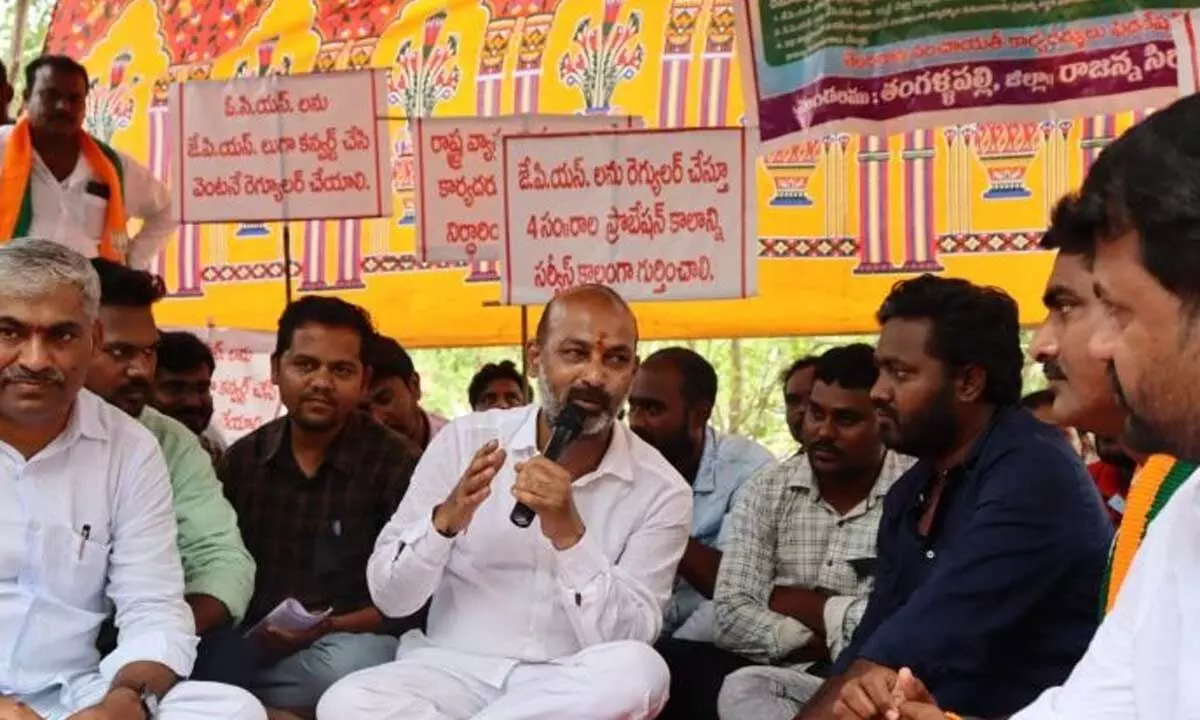 BJP leader Bandi Sanjay Kumar extended solidarity with the strike of the junior panchayat secretaries (JPS) in Karimnagar on Wednesday.