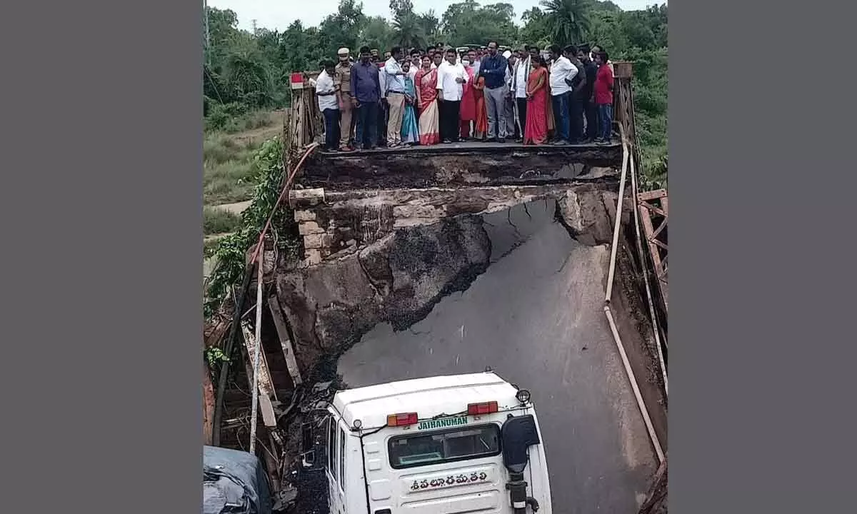 Srikakulam: Bridge over Bahuda River collapses
