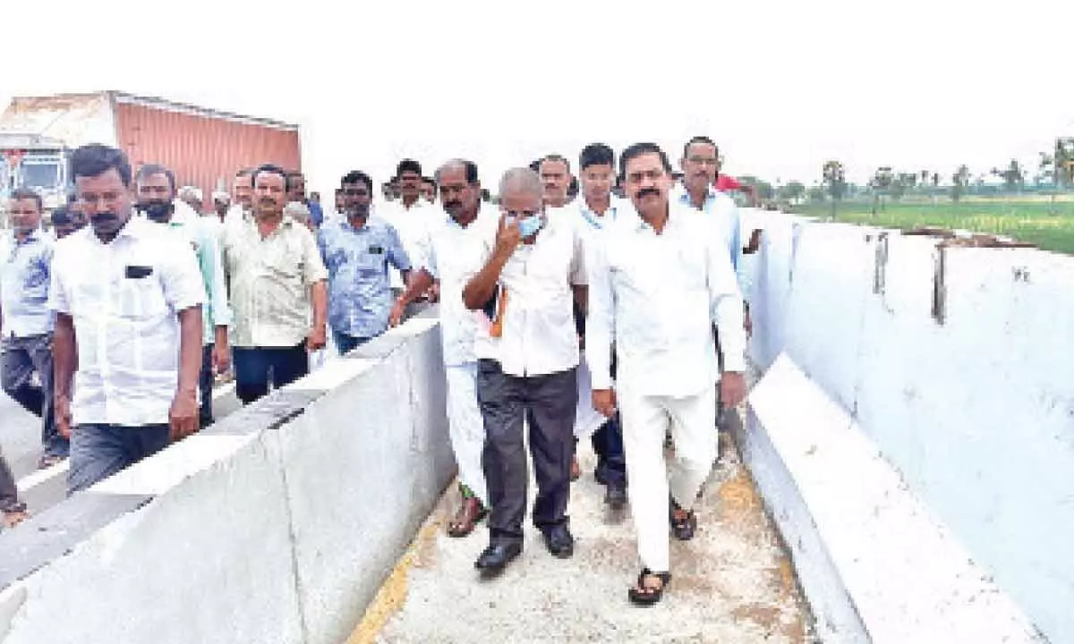 Nellore: Kakani Govardhan Reddy lauds engineering officials for completing NH-16 in time