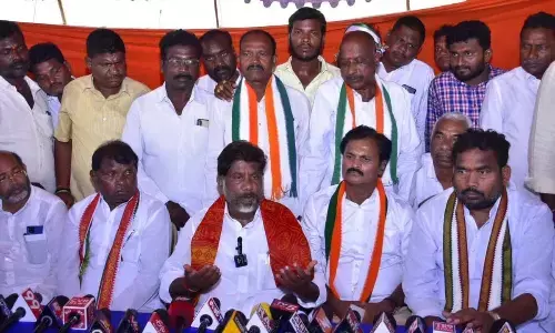 Congress leader Batti Vikramarka along with other party leaders addressing the media in Yadagirigutta on Wednesday