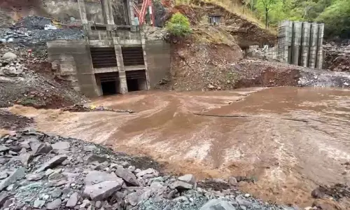 Markapuram: Floodwater seeps into Veligonda project