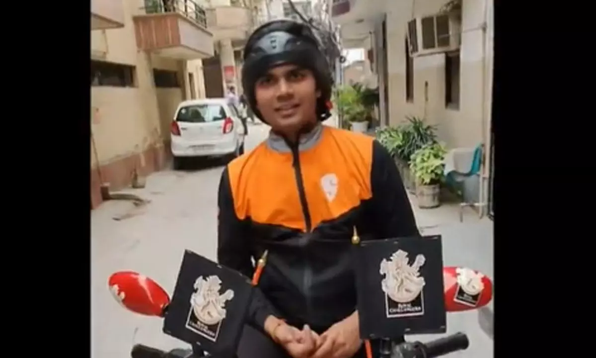 Watch The Trending Video Of A Swiggy Delivery Agent Wholeheartedly Supporting RCB