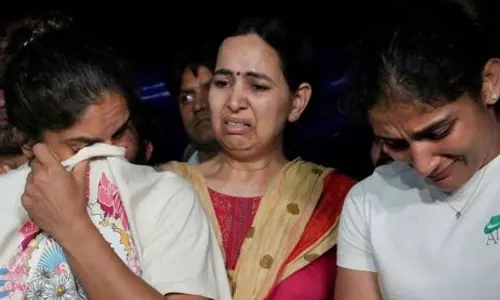 Wrestlers threaten to return medals, awards