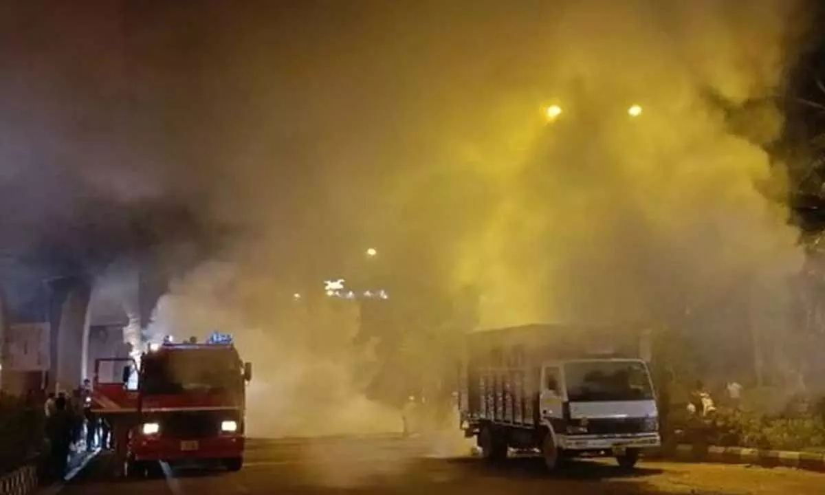 Driver jumps off burning truck in Delhis Wazirpur
