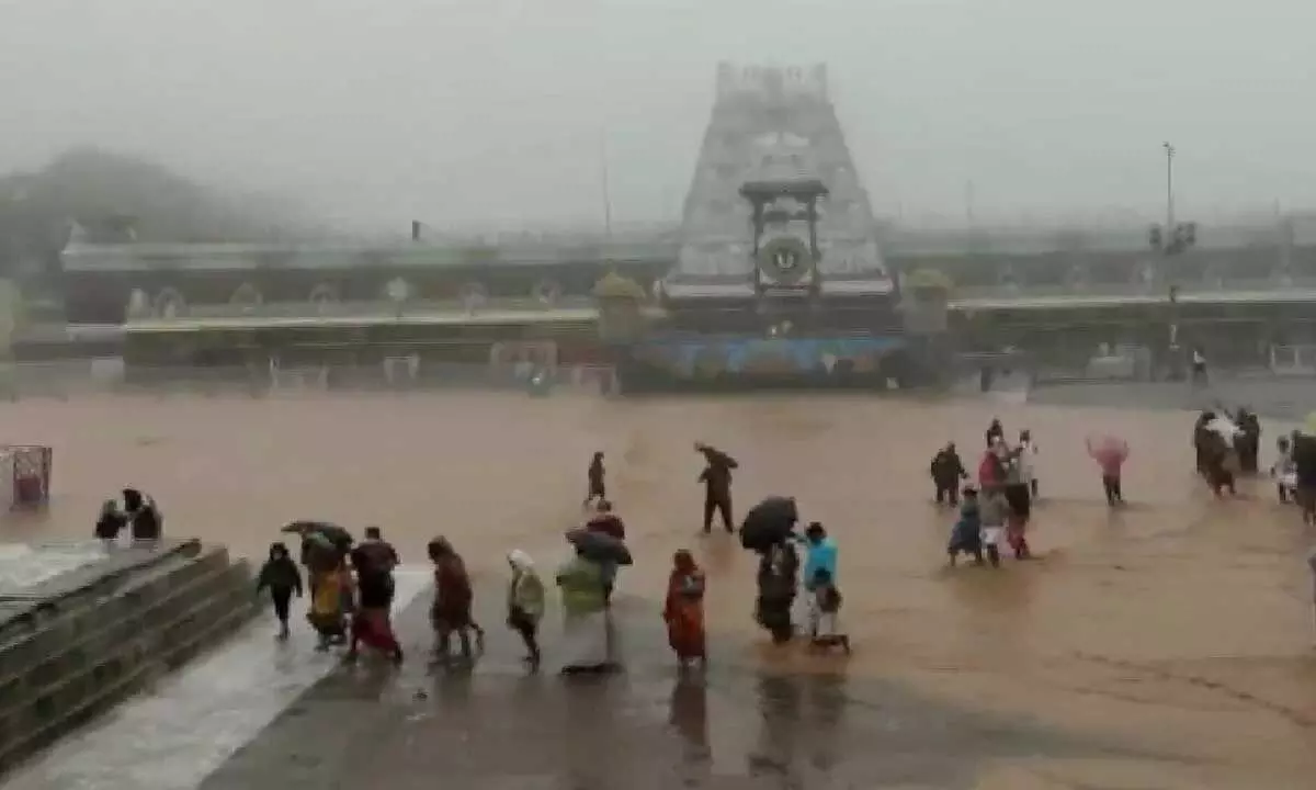 Heavy rain occurs in Tirumala, devotees face hardships