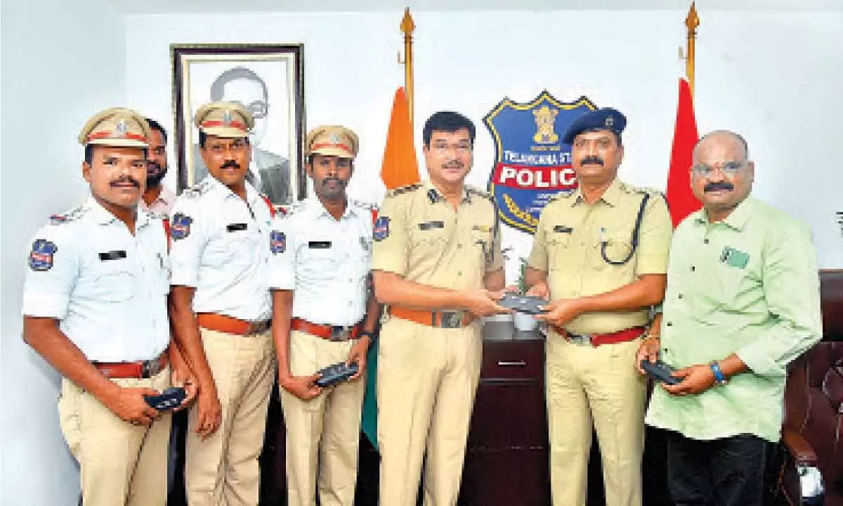 Warangal: Rajanala Srihari donate gesture Cops get sunglasses