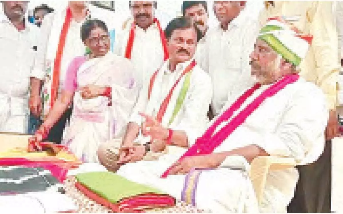 Yadadri: CLP leader Bhatti Vikramarka to present hand-woven Pochamapally saree to Priyanka