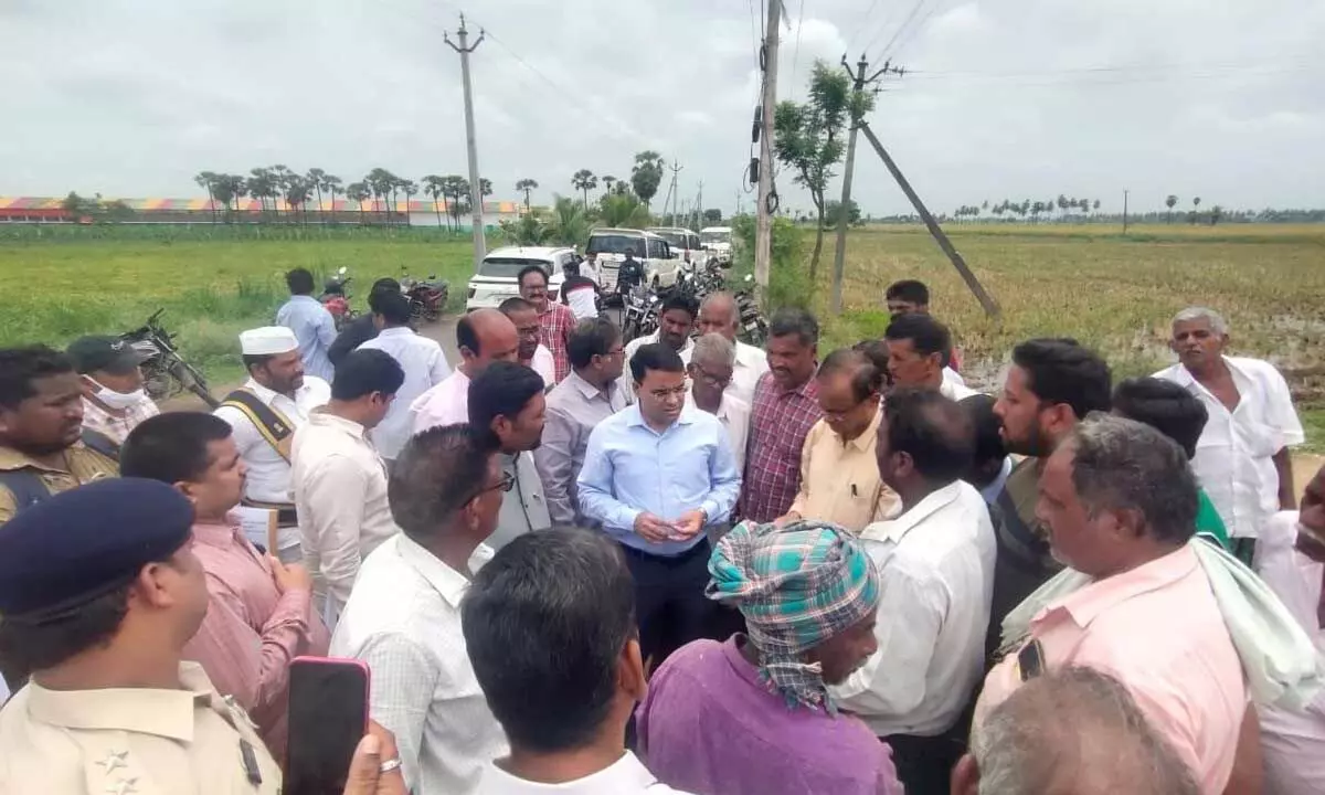 CRDA Commissioner and East Godavari District Special Officer Vivek Yadav interacting with farmers at Dommeru in East Godavari district on Sunday