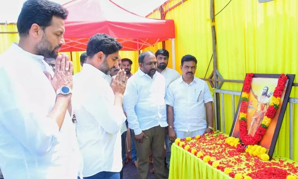 TDP national general secretary Nara Lokesh paying tributes to freedom fighter Alluri Sitarama Raju at STBC College Grounds in Kurnool on Sunday. Party’s Kurnool constituency in-charge TG Bharat and others are also seen.