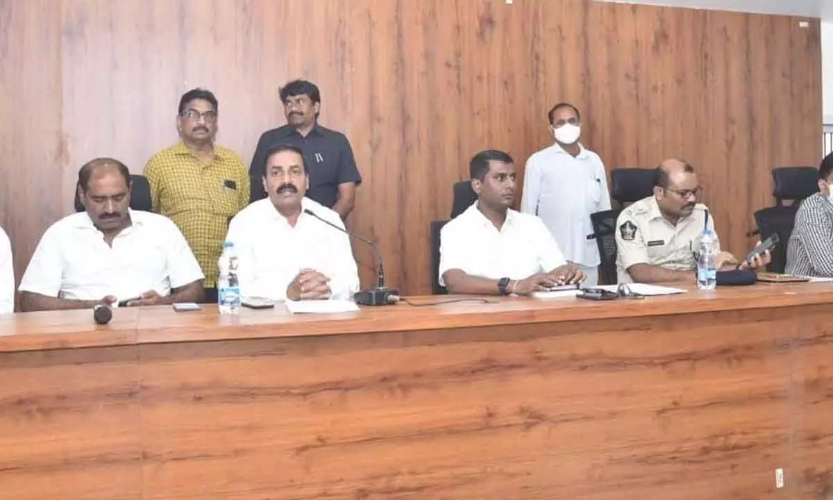 Agriculture Minister Kakani Govardhan Reddy addressing officials at a meeting in Kavali on Tuesday