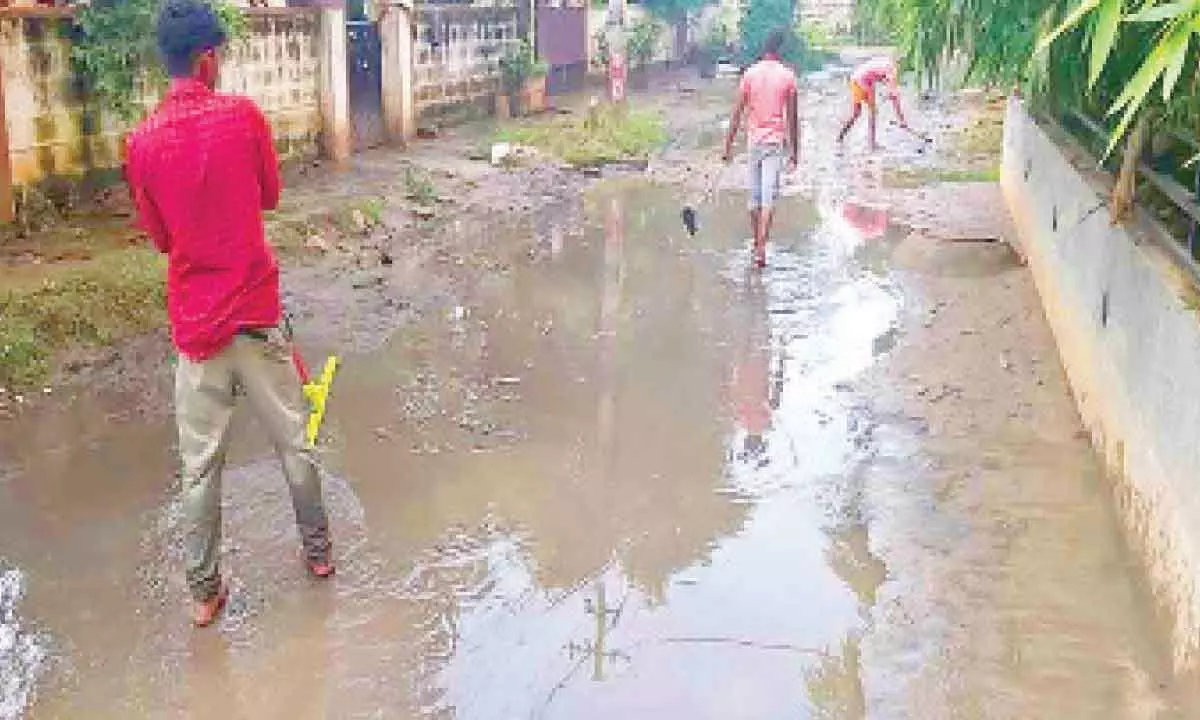 Hyderabad: No shortage of drain, rainwater in Qutubullapur colonies 24x7