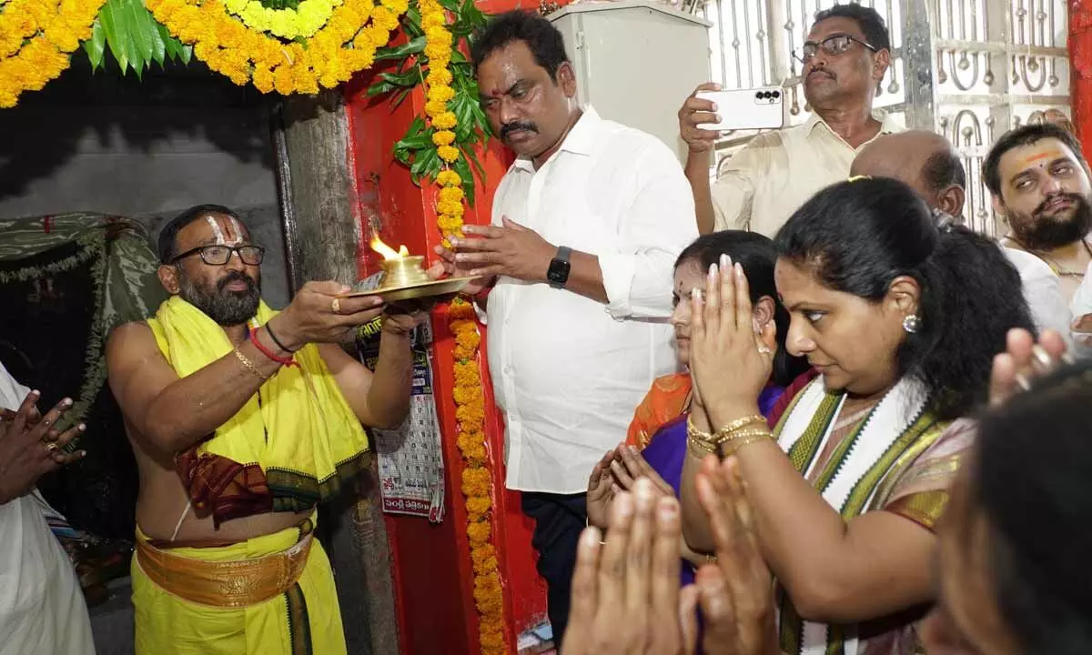 Kavitha performs pooja at Kondagattu temple