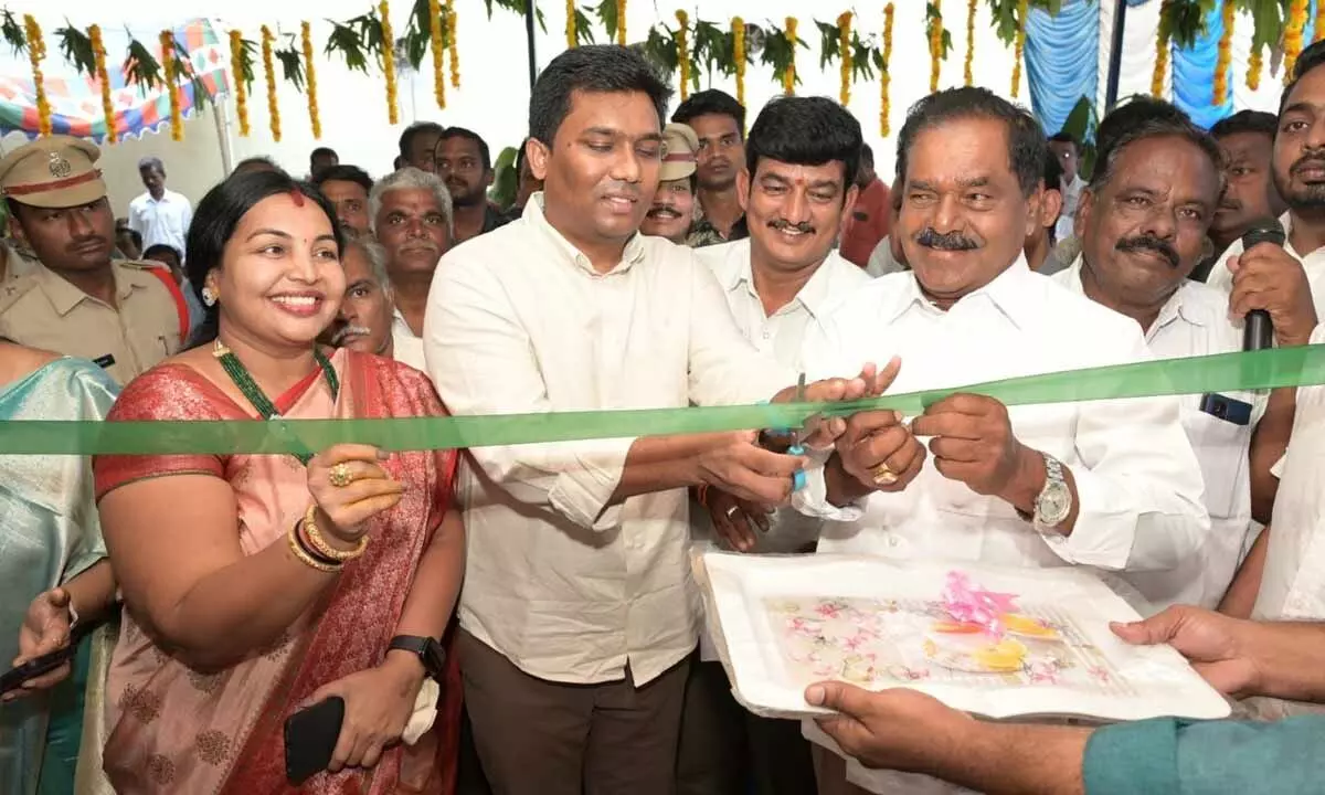 Deputy Chief Minister K Narayana Swamy inaugurating Mahila Mart at Penumuru in GD Nellore Assembly segment on Wednesday. District Collector S Shanmohan is also seen.