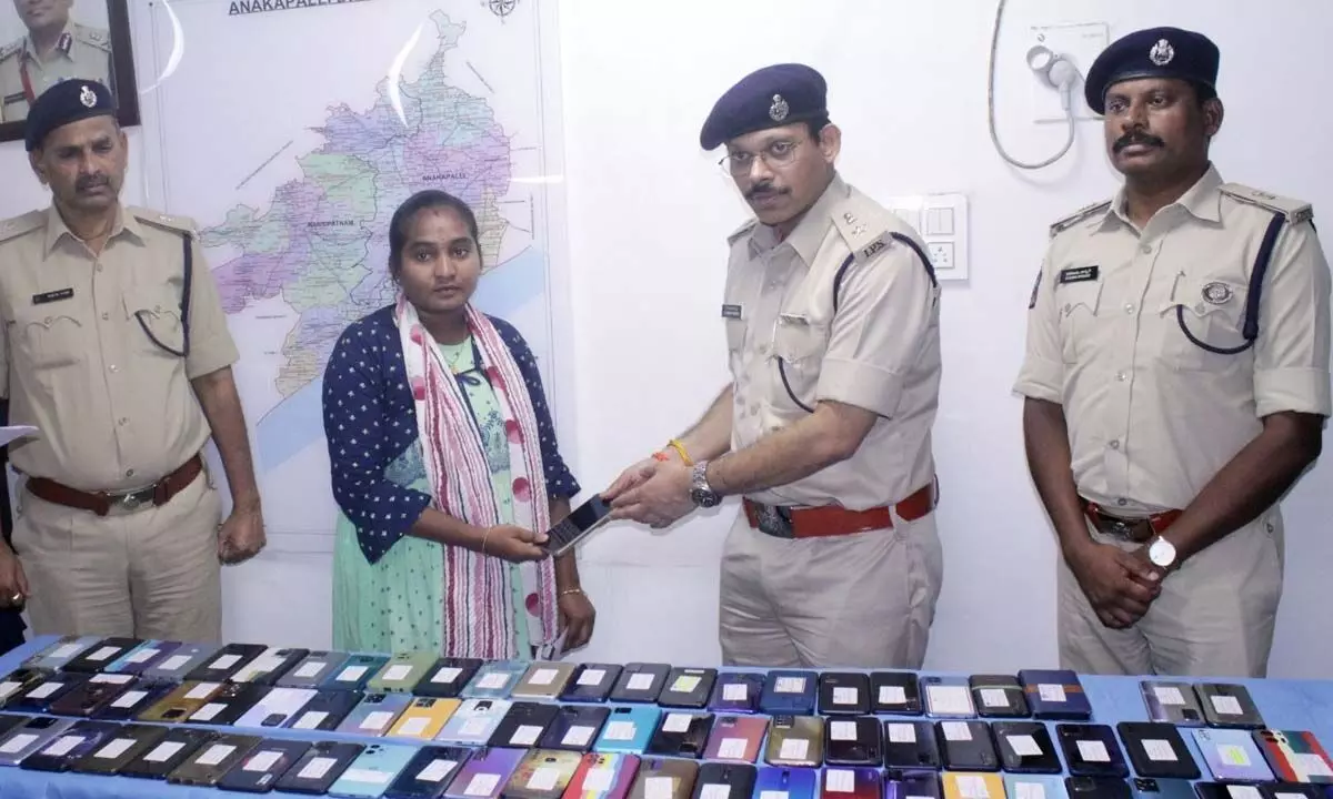 SP KV Murali Krishna handing over the lost mobile phones to the victims in Anakapalli district on Wednesday