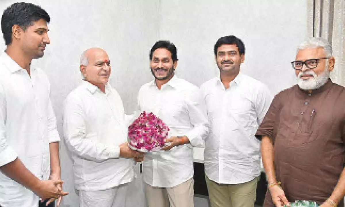 Vijayawada: Ex-MLA Y Venkateswara Reddy, son Nitin Reddy join YSRCP