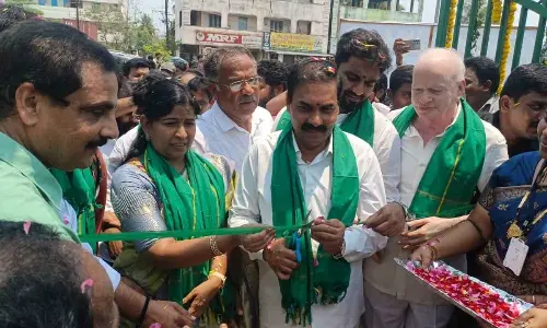 Agriculture Minister Kakani Govardhan Reddy inaugurating Rythu Bazar at Lalacheruvu area in Rajamahendravaram on Wednesday. Home Minister Taneti Vanitha and MP Margani Bharat Ram are also seen.
