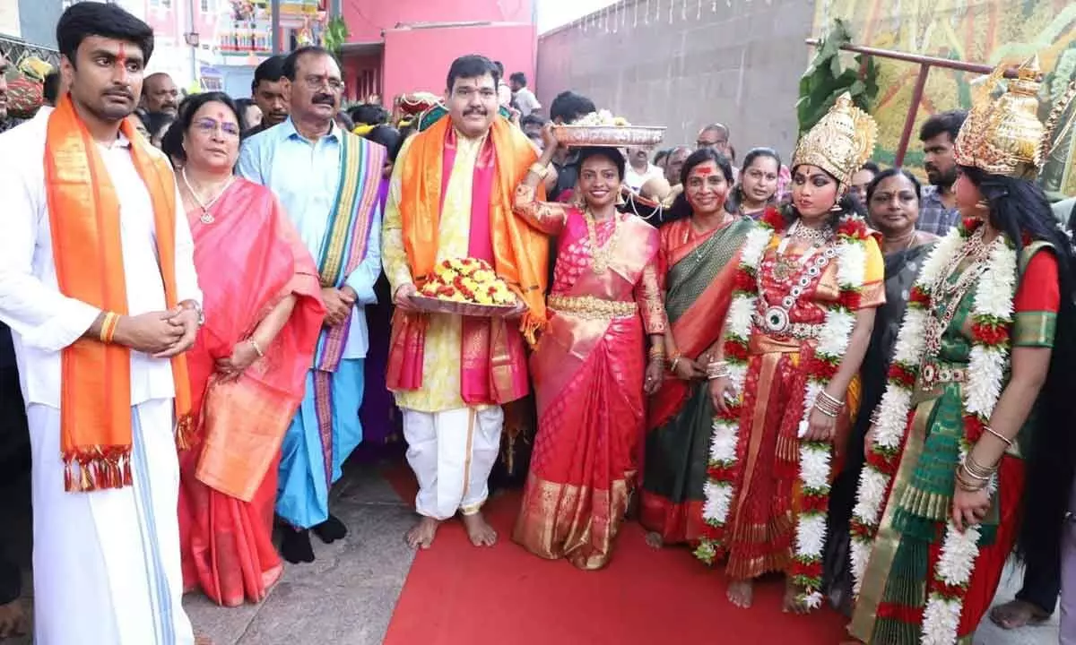 Tirupati: Civic chief presents ‘sare’ to Gangamma