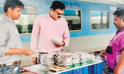 Vijayawada: Railways apprehend unauthorised hawkers at railway stations
