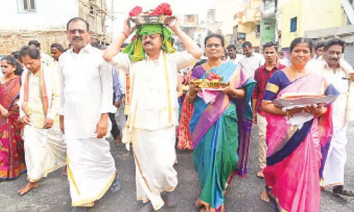 Tirupati: Collector K Venkatramana Reddy, SP P Parameswara Reddy & Mayor Dr R Sirisha offer Sare to Goddess Gangamma