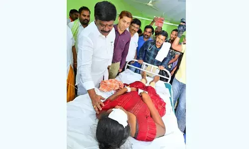Nizamabad: Minister Vemula Prashant Reddy calls on injured villagers in hospital