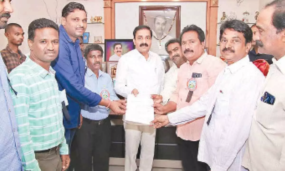 Vijayawada: AP JAC  Amaravati leaders submit memorandums to MLAs, ministers