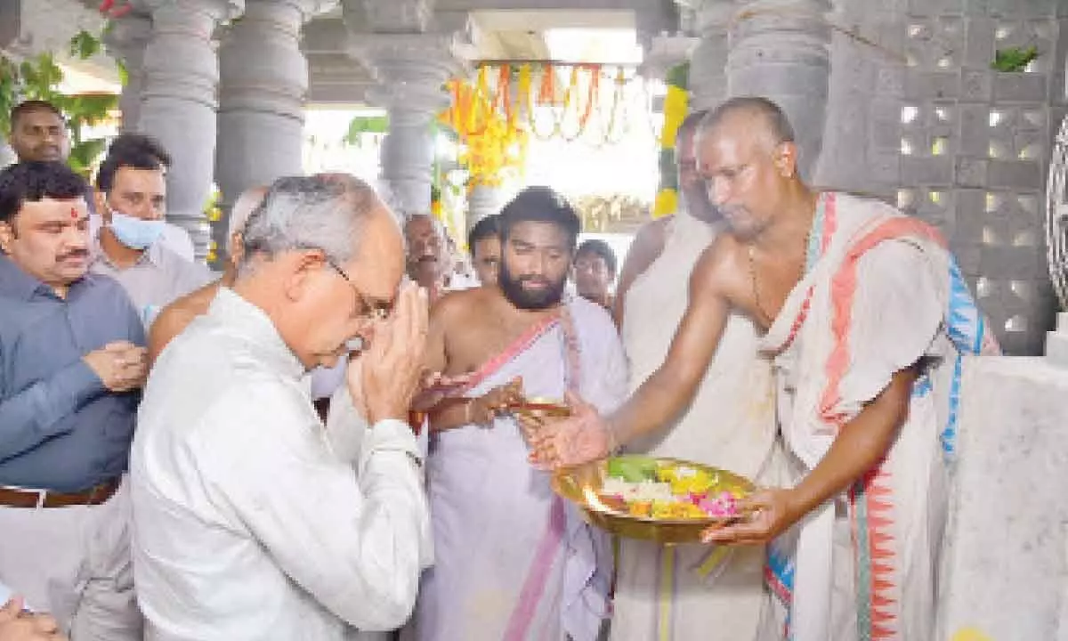 Bapatla: Chief Secretary K S Jawahar Reddy offers prayers at Sri Tarakeswaralayam
