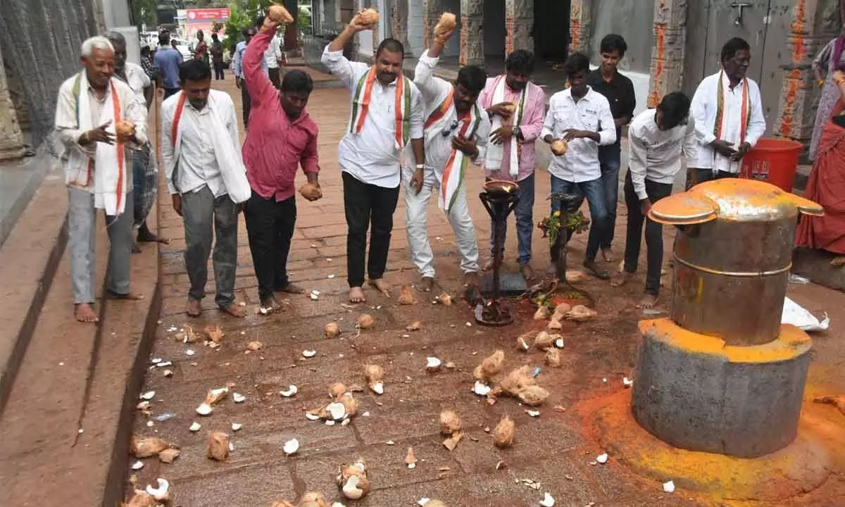 Tirupati: Congress leaders celebrate party victory in Karnataka