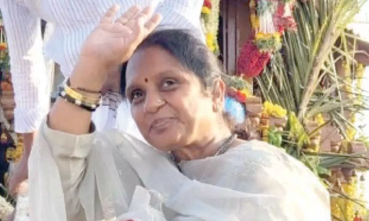Bengaluru: Independent MLA Latha Mallikarjun extends support to Congress in Karnataka