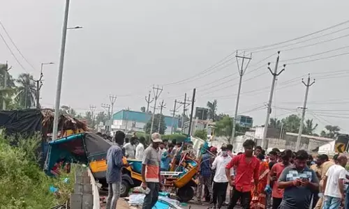 Six dead and five injured after a private bus collides with an auto in Kakinada