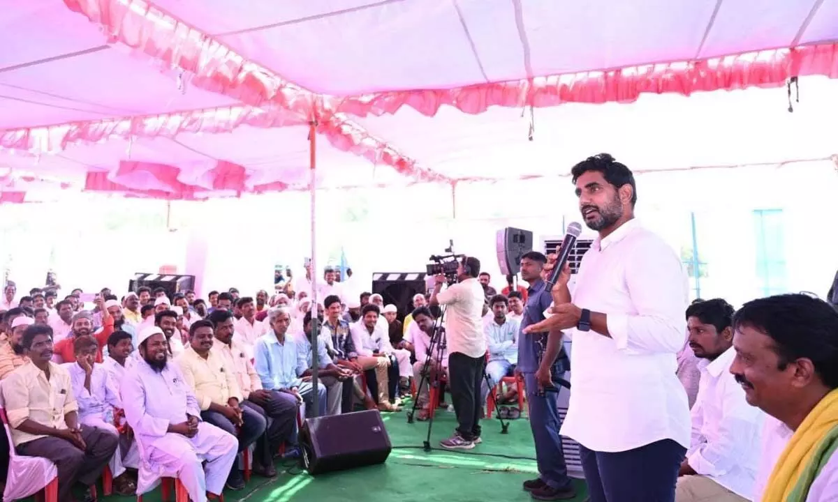 TDP national general secretary Nara Lokesh interacting with the construction workers at Velugodu in Nandyal district on Sunday