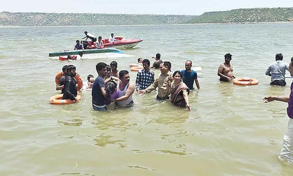 NDRF personnel carrying out the searching operation in Owk reservoir in Nandyal district on Sunday
